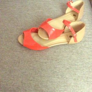 Size 6 flat shoes. Cute & comfortable!